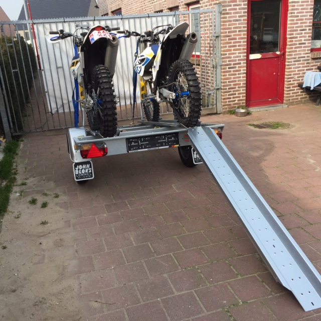 Stema motortrailer voor 2 motoren.